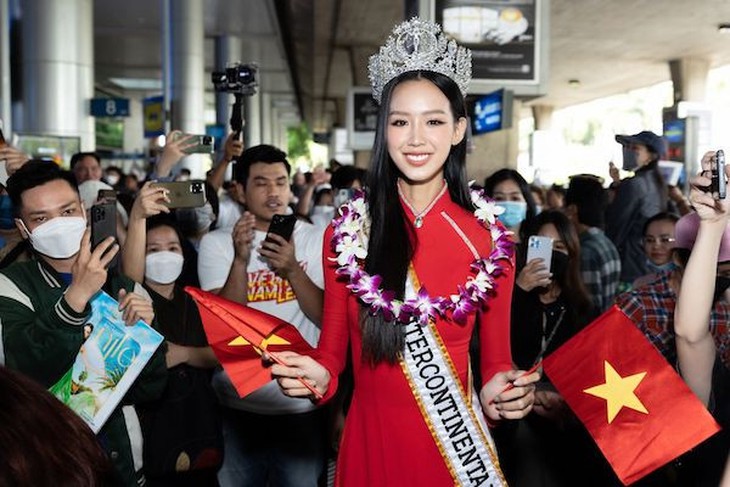 Bảo Ngọc rạng rỡ về nước sau đăng quang Hoa hậu Liên lục địa 2022