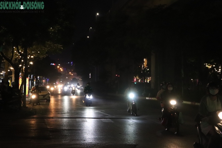 Cận cảnh con phố không đèn giữa lòng Thủ đô - Ảnh 3.