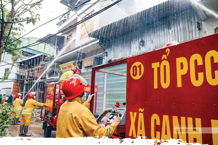 Xe ba gác trở thành xe chữa cháy ở làng nghề Thạch Thất - Ảnh 1.