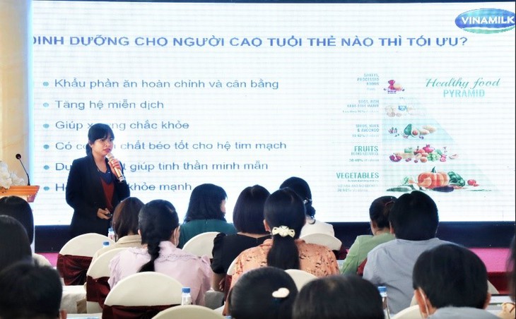 Vinamilk cùng CLB Điều dưỡng trưởng Việt Nam tổ chức lớp tập huấn truyền thông sức khỏe về dinh dưỡng cho người bệnh - Ảnh 4.