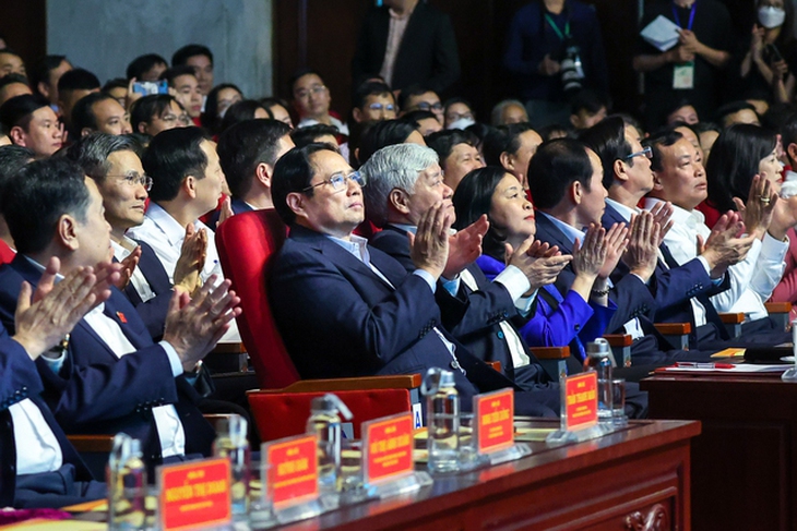 Thủ tướng: "Chung tay vì người nghèo" không chỉ là khẩu hiệu mà là những hành động cụ thể, thiết thực - Ảnh 2.
