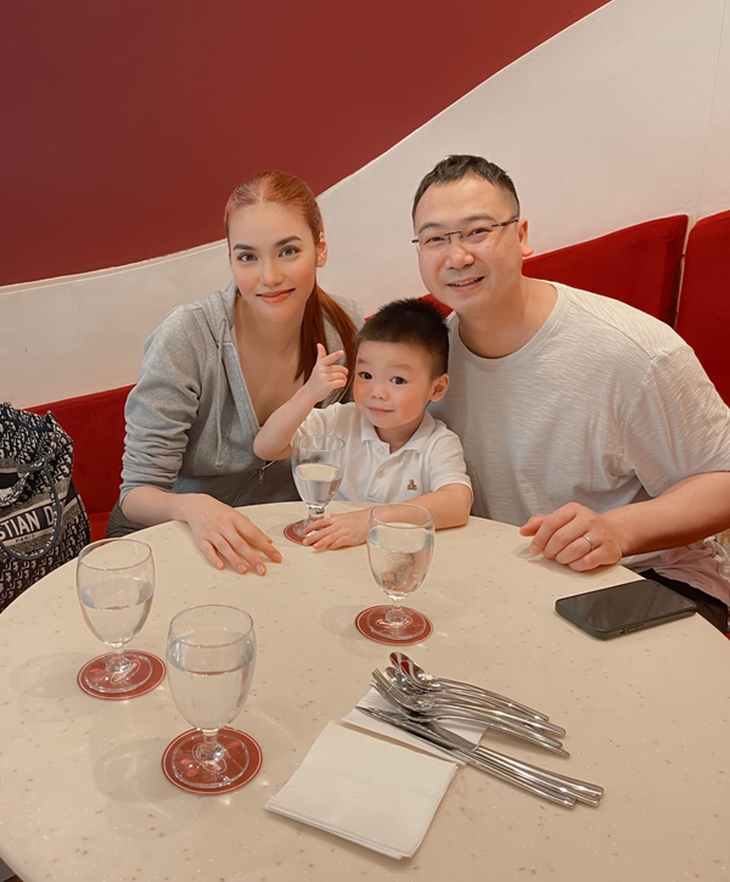 3 ông chồng doanh nhân của Đặng Thu Thảo, Đỗ Mỹ Linh, Lan Khuê: Trẻ tuổi, điển trai và gia thế 'khủng' - Ảnh 8. 3 ông chồng doanh nhân của Đặng Thu Thảo, Đỗ Mỹ Linh, Lan Khuê: Trẻ tuổi, điển trai và gia thế 'khủng' - Ảnh 8.