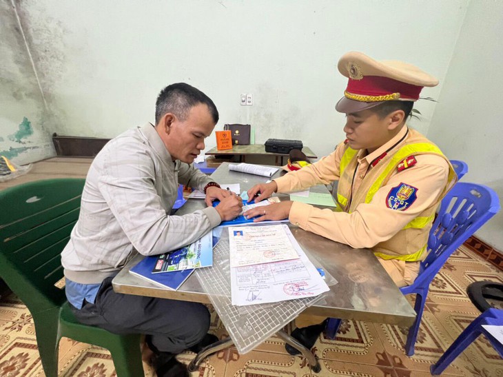Công an làm việc với tài xế xe tải đánh võng trước xe cấp cứu chở bệnh nhân nguy kịch - Ảnh 2. Công an làm việc với tài xế xe tải đánh võng trước xe cấp cứu chở bệnh nhân nguy kịch - Ảnh 2.
