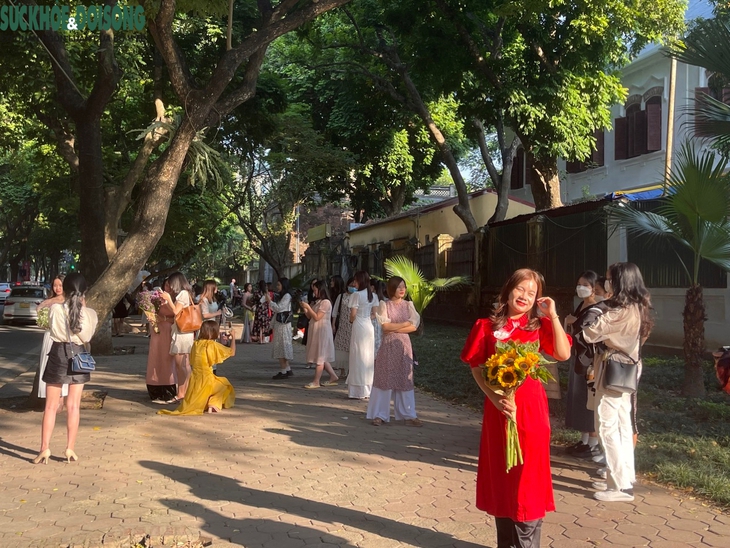 Hàng trăm người đổ về phố Phan Đình Phùng săn nắng mùa thu - Ảnh 5.