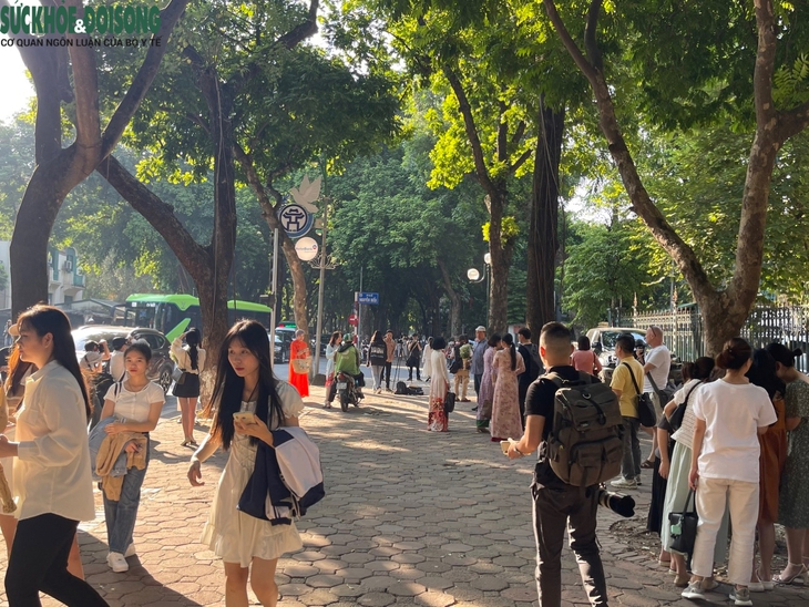 Hàng trăm người đổ về phố Phan Đình Phùng săn nắng mùa thu - Ảnh 1.