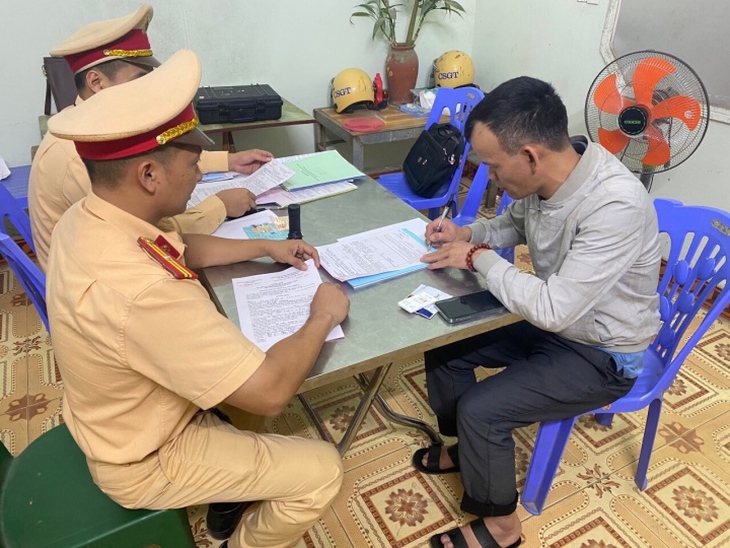 Trần tình của tài xế xe tải đánh võng trước xe cấp cứu chở bệnh nhân nguy kịch - Ảnh 2.