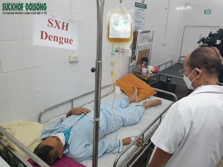 Nhiều người sốt xuất huyết giảm tiểu cầu nghiêm trọng, bác sĩ chỉ rõ dấu hiệu cảnh báo sớm - Ảnh 1. Nhiều người sốt xuất huyết giảm tiểu cầu nghiêm trọng, bác sĩ chỉ rõ dấu hiệu cảnh báo sớm - Ảnh 1.