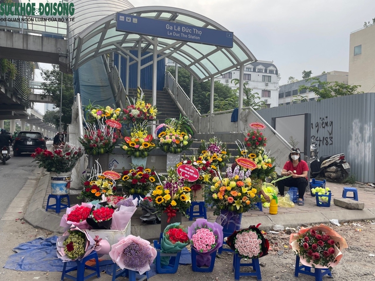 Hoa tràn vỉa hè Hà Nội trước ngày lễ 20/10 - Ảnh 2.