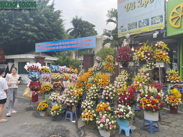 Hoa tràn vỉa hè Hà Nội trước ngày lễ 20/10 - Ảnh 8.
