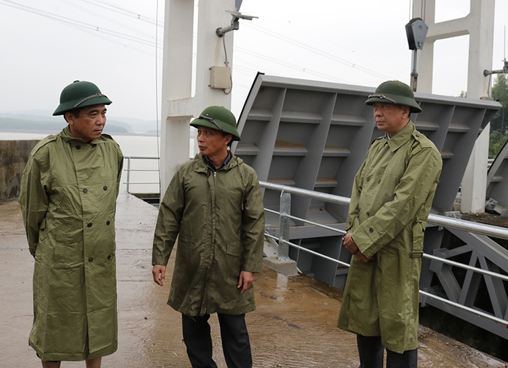 Quảng Bình thực hiện nhiều phương án đảm bảo an toàn cho người dân khỏi nguy cơ sạt lở và hồ đập xuống cấp - Ảnh 4. Quảng Bình thực hiện nhiều phương án đảm bảo an toàn cho người dân khỏi nguy cơ sạt lở và hồ đập xuống cấp - Ảnh 4.