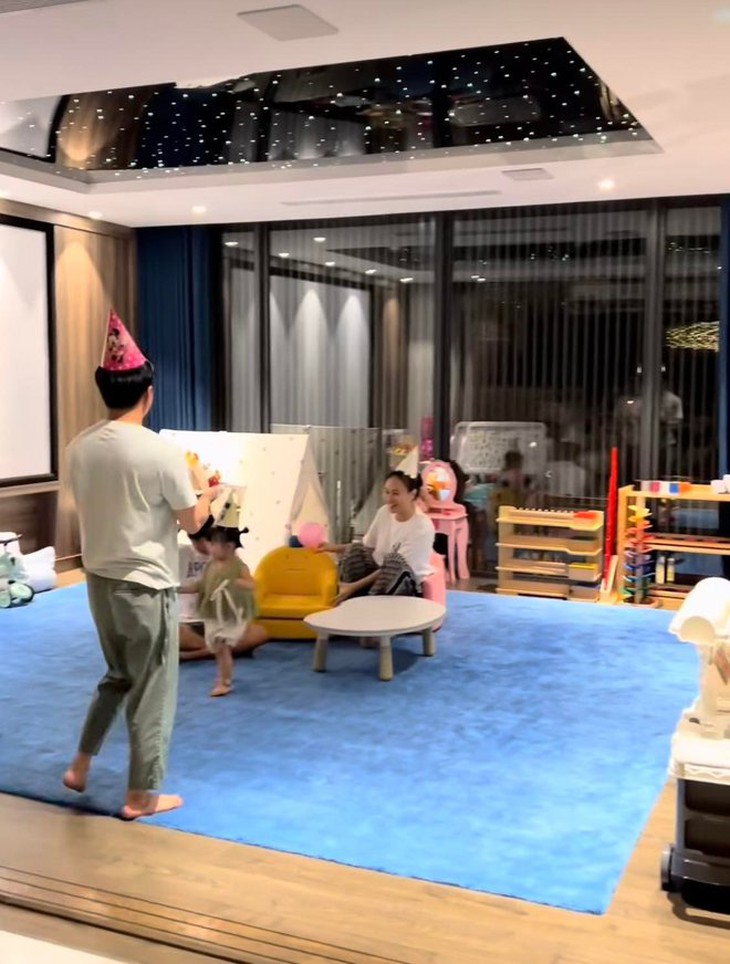 Phòng riêng của con gái Cường Đô la: Loạt đồ chơi đắt đỏ kết hợp phương pháp giáo dục Montessori - Ảnh 4.