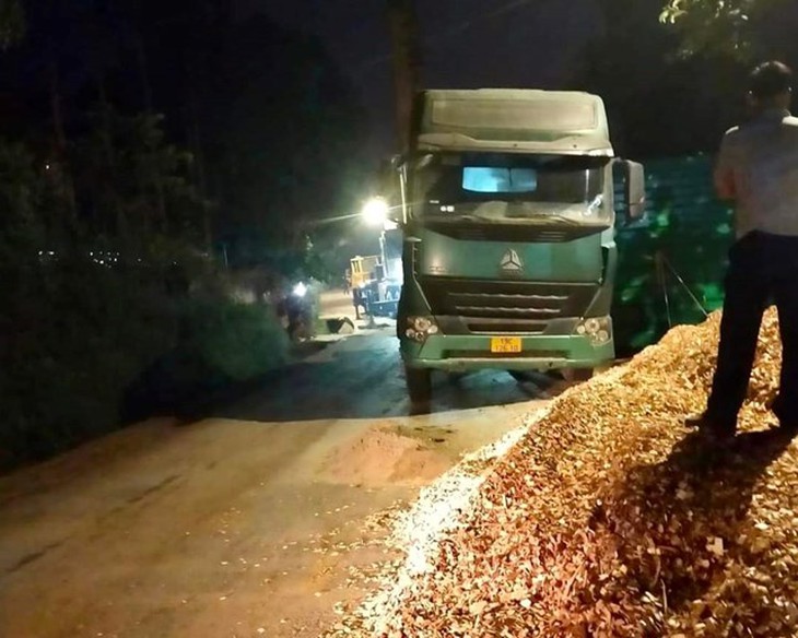Tá hỏa phát hiện thi thể bị vùi lấp trong đống dăm gỗ - Ảnh 1.