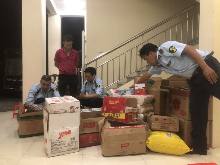 Bắt giữ hơn 1.500 thực phẩm ăn liền nhập lậu đang trên đường đi tiêu thụ - Ảnh 2.