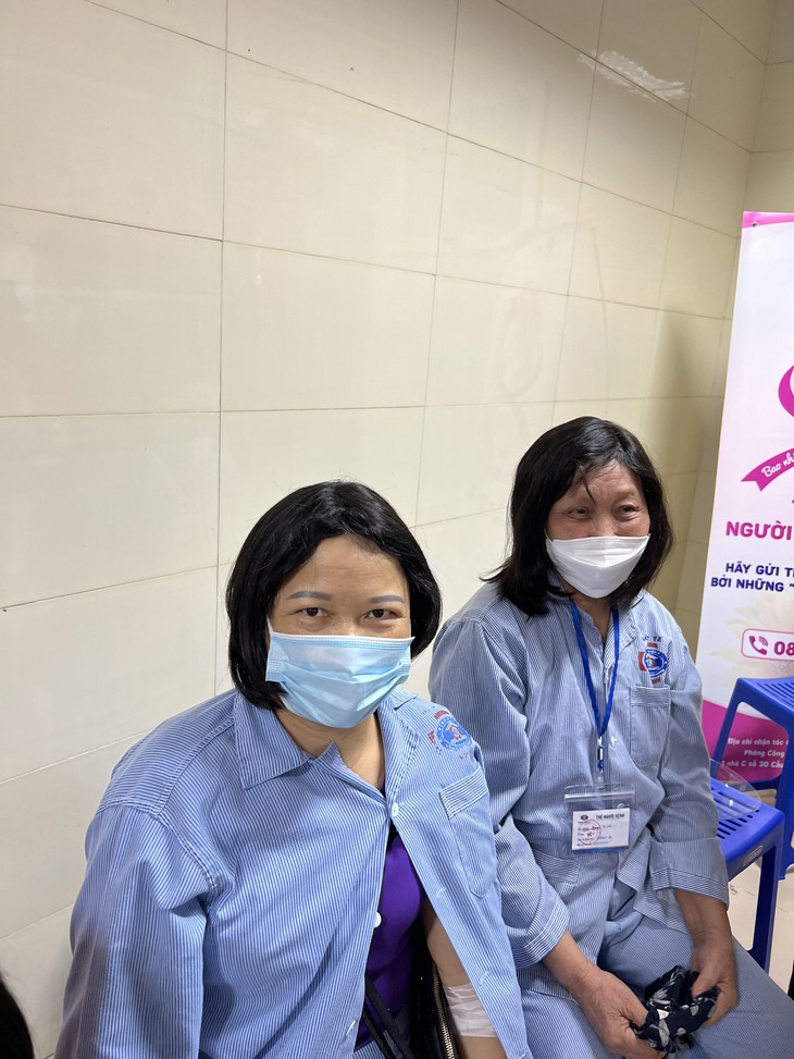 Hơn 300 nữ bệnh nhân ung thư ở Bệnh viện K có ngày 20/10 trọn vẹn yêu thương - Ảnh 1.