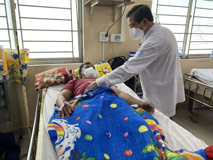 Bệnh viện TP.HCM phải kích hoạt báo động đỏ khi có ca sốt xuất huyết nặng - Ảnh 1. Bệnh viện TP.HCM phải kích hoạt báo động đỏ khi có ca sốt xuất huyết nặng - Ảnh 1.