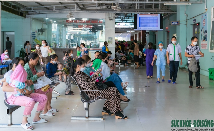 Nghệ An: Thời tiết chuyển mùa, hàng ngàn trẻ nhập viện - Ảnh 1. Nghệ An: Thời tiết chuyển mùa, hàng ngàn trẻ nhập viện - Ảnh 1.