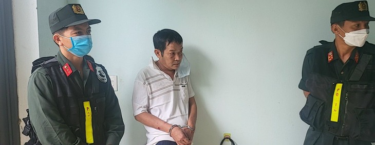 Đột kích kho chứa thuốc lá lậu ở trung tâm Đà Nẵng - Ảnh 1.