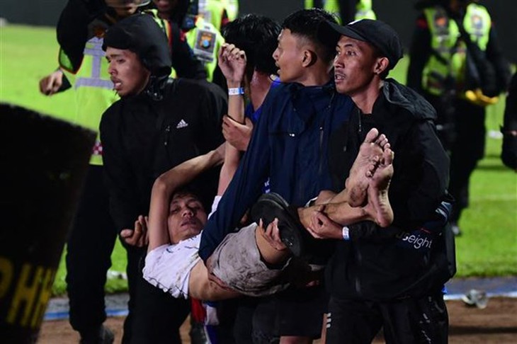 Indonesia đính chính lại số thương vong trong vụ giẫm đạp trên sân cỏ - Ảnh 1.