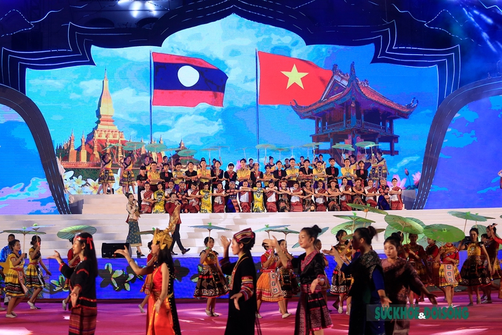 Nét duyên dáng của các cô gái đến từ "đất nước triệu voi" trong ngày hội văn hóa Việt - Lào - Ảnh 1.
