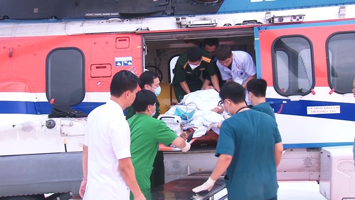 Trực thăng đưa bệnh nhân từ Trường Sa vào đất liền điều trị - Ảnh 1.