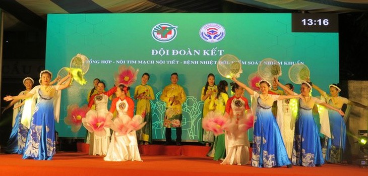 Sôi nổi Hội thi điều dưỡng, hộ sinh, kỹ thuật viên, dược sĩ toàn năng tại Bệnh viện Đa khoa TP Vinh - Ảnh 2.