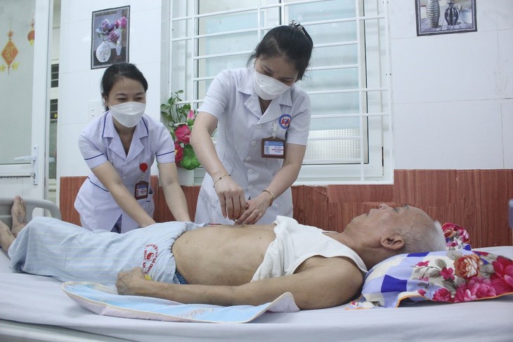 Bệnh viện YHCT Nghệ An đẩy mạnh ứng dụng nghiên cứu khoa học, nâng cao chất lượng khám chữa bệnh - Ảnh 3. Bệnh viện YHCT Nghệ An đẩy mạnh ứng dụng nghiên cứu khoa học, nâng cao chất lượng khám chữa bệnh - Ảnh 3.