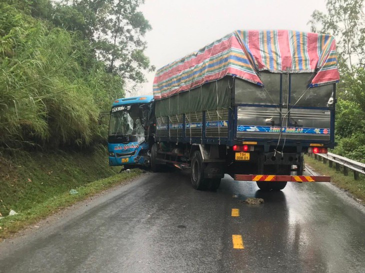 Tai nạn liên hoàn giữa xe khách, ô tô tải và xe máy trên QL32 làm nhiều người bị thương - Ảnh 3. Tai nạn liên hoàn giữa xe khách, ô tô tải và xe máy trên QL32 làm nhiều người bị thương - Ảnh 3.
