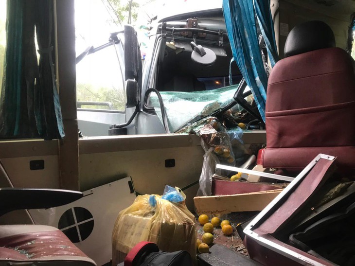 Tai nạn liên hoàn giữa xe khách, ô tô tải và xe máy trên QL32 làm nhiều người bị thương - Ảnh 2. Tai nạn liên hoàn giữa xe khách, ô tô tải và xe máy trên QL32 làm nhiều người bị thương - Ảnh 2.