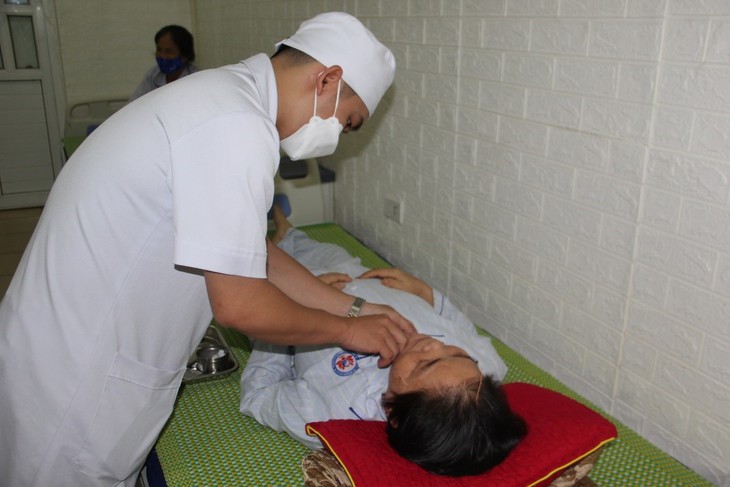 Bệnh viện YHCT Nghệ An đẩy mạnh ứng dụng nghiên cứu khoa học, nâng cao chất lượng khám chữa bệnh - Ảnh 6. Bệnh viện YHCT Nghệ An đẩy mạnh ứng dụng nghiên cứu khoa học, nâng cao chất lượng khám chữa bệnh - Ảnh 6.