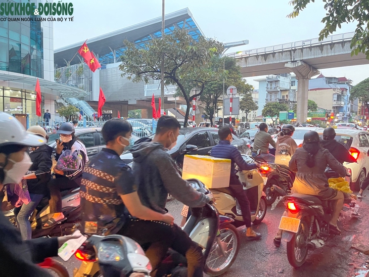 Người dân thản nhiên đỗ, đậu xe bất chấp biển cấm - Ảnh 8.