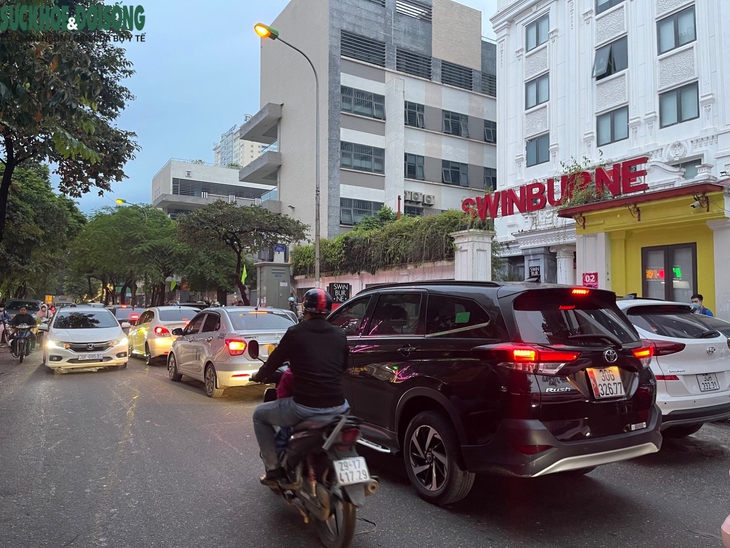 Người dân thản nhiên đỗ, đậu xe bất chấp biển cấm - Ảnh 4.