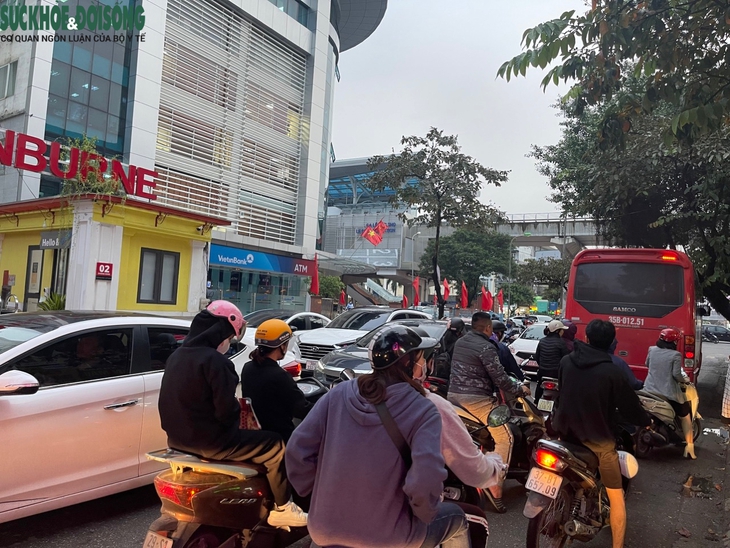 Người dân thản nhiên đỗ, đậu xe bất chấp biển cấm - Ảnh 9.