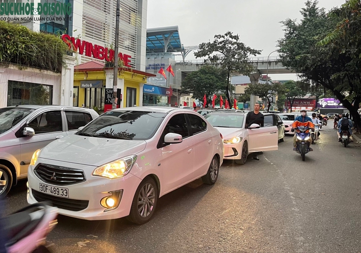 Người dân thản nhiên đỗ, đậu xe bất chấp biển cấm - Ảnh 5.