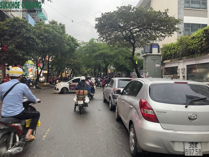 Người dân thản nhiên đỗ, đậu xe bất chấp biển cấm - Ảnh 3.
