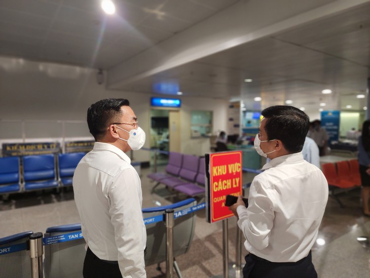 Cách ly ca đậu mùa khỉ ngay khi hạ cánh tàu bay, nguy cơ lây nhiễm rất thấp - Ảnh 1. Cách ly ca đậu mùa khỉ ngay khi hạ cánh tàu bay, nguy cơ lây nhiễm rất thấp - Ảnh 1.