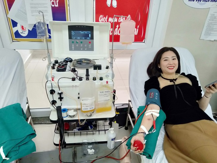 Chị em chọn đi hiến máu cứu người để ngày 20/10 thêm ý nghĩa - Ảnh 2.