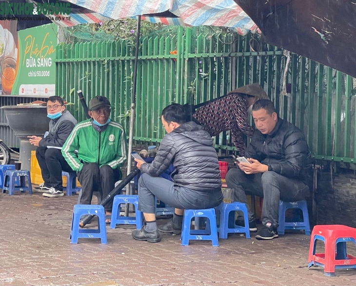 Người Hà Nội co ro trong mưa rét đầu Đông 16 độ C - Ảnh 9.