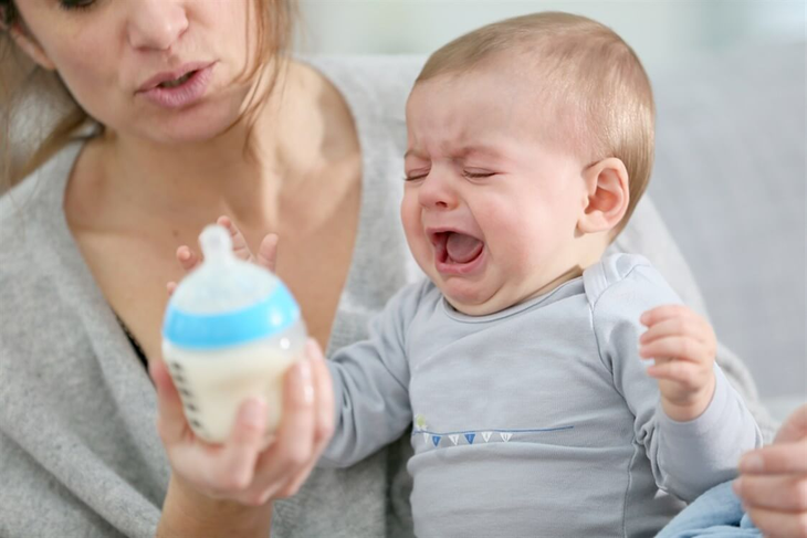Trẻ biếng ăn kéo dài vì các mẹ mắc phải những sai lầm này - Ảnh 2.