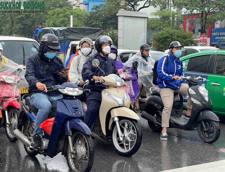 Người Hà Nội co ro trong mưa rét đầu Đông 16 độ C - Ảnh 4.