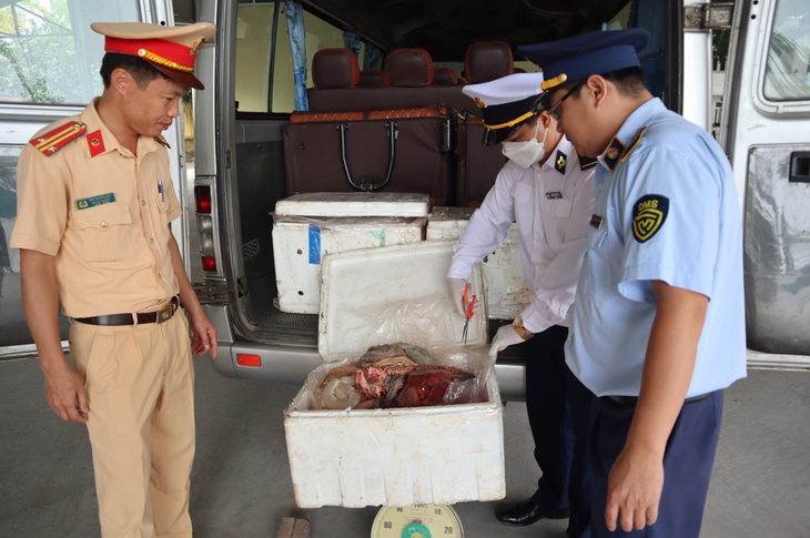 Liên tiếp bắt giữ nhiều vụ vận chuyển thực phẩm "bẩn", không rõ nguồn gốc - Ảnh 1.