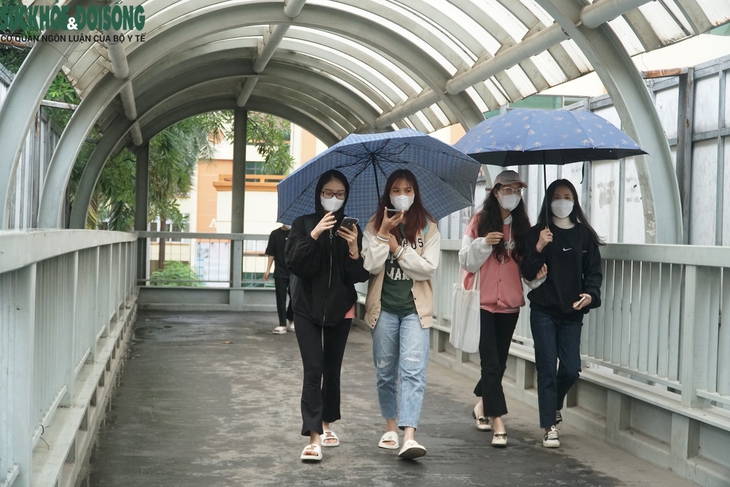 Người Hà Nội co ro trong mưa rét đầu Đông 16 độ C - Ảnh 6.