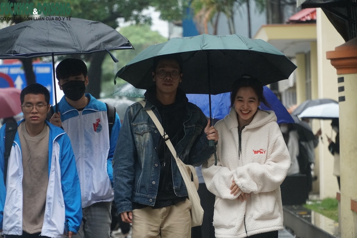 Người Hà Nội co ro trong mưa rét đầu Đông 16 độ C - Ảnh 8.