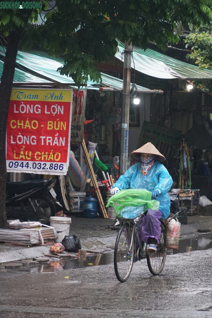 Người Hà Nội co ro trong mưa rét đầu Đông 16 độ C - Ảnh 11.