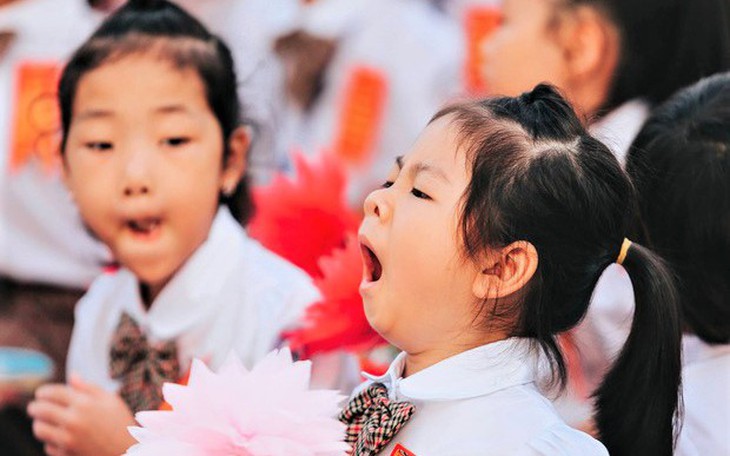 Nguyên nhân nào dẫn tới việc ngày học của học sinh Việt Nam khá dài?