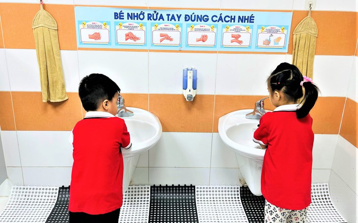 Trường học lên phương án bảo đảm sức khỏe cho học sinh thời điểm giao mùa