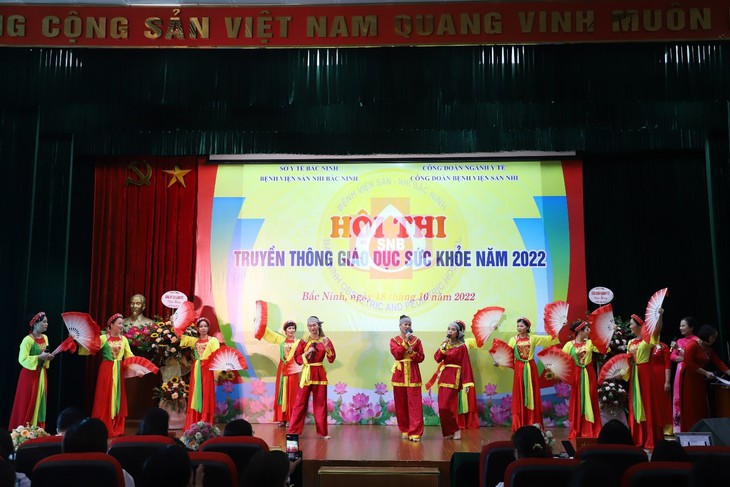 Thầy thuốc Bệnh viện Sản Nhi 'hóa' thành nghệ sĩ - Ảnh 2.