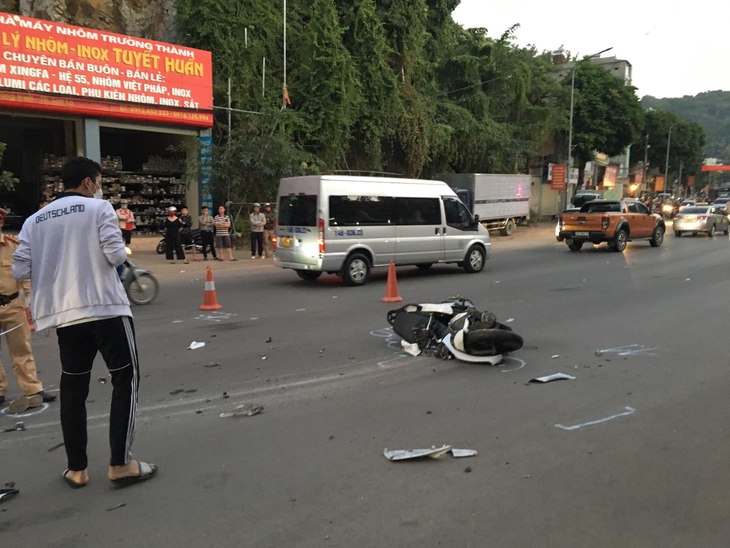 2 thanh niên trên xe SH tử vong sau va chạm với xe bồn trên QL6 - Ảnh 2.