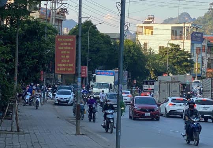 2 thanh niên trên xe SH tử vong sau va chạm với xe bồn trên QL6 - Ảnh 9.