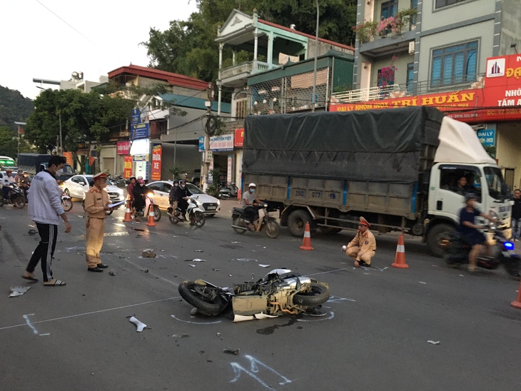 Danh tính 2 thanh niên đi xe SH tử vong sau va chạm với xe bồn trên QL6 - Ảnh 3.