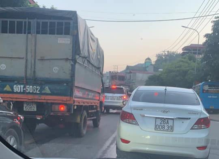 2 thanh niên trên xe SH tử vong sau va chạm với xe bồn trên QL6 - Ảnh 8.